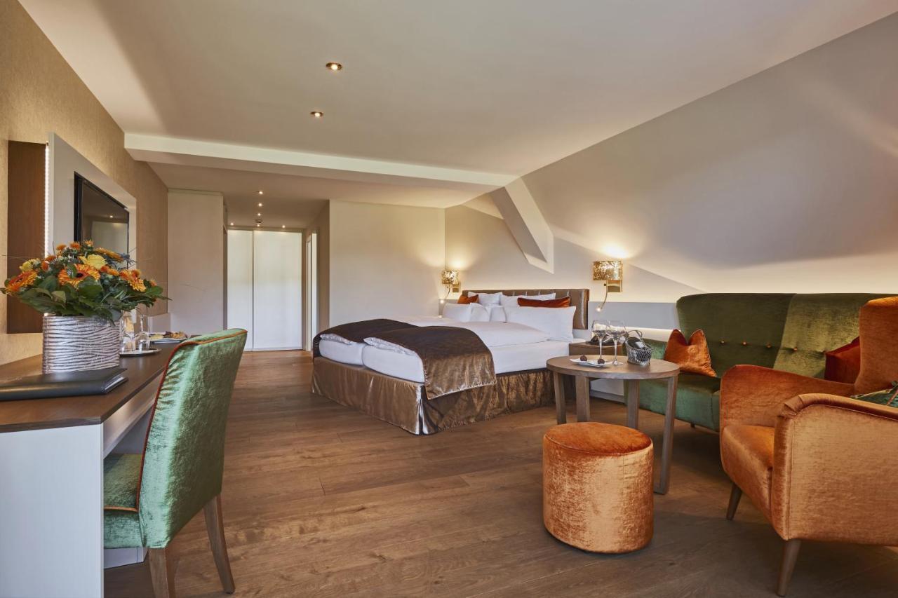 Zimmer mit Kingsize-Bett