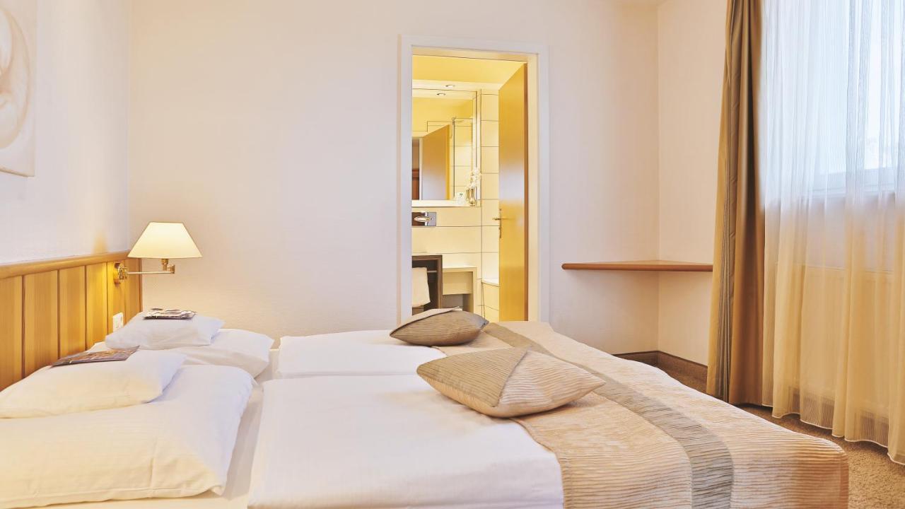 Doppelzimmer-Suite mit Schlafsofa, Schrankbett, Badewanne und Balkon