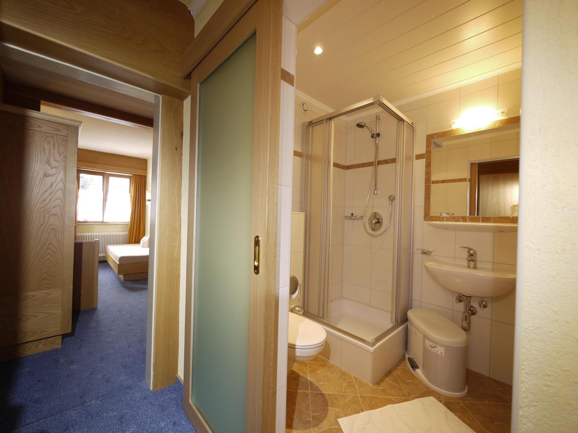 Twin Room,1600566758:JPEG