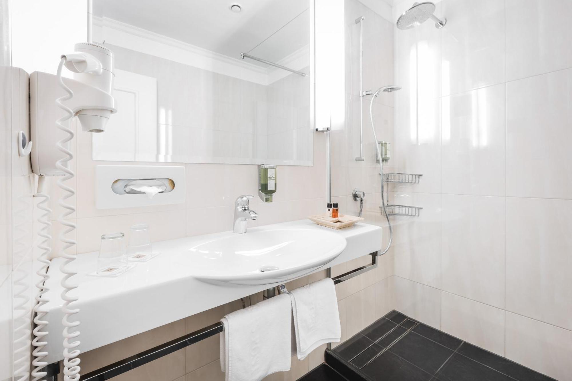Comfort Doppelzimmer mit Balkon und Stadtblick